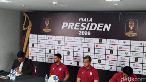 Pelatih Persib Bandung, Igor Tolic (dua dari kanan) usai pertandingan melawan Persija Jakarta, Selasa (4/8/2026). /Krisna Pradipta