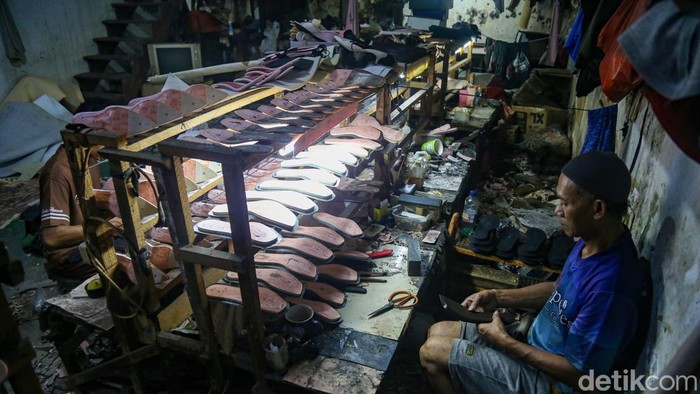Pekerja menyelesaikan pembuatan sepatu wanita di Industri Sepatu rumahan di OB Shoes, Bojongsari, Depok, Jawa Barat, Selasa (4/8/2026). Asosiasi Persepatuan Indonesia (Aprisindo) menilai kebijakan tarif impor Amerika Serikat (AS) sebesar 10 persen terhadap produk asal Indonesia, belum memberikan dampak signifikan terhadap daya saing industri alas kaki nasional, karena tarif yang sama diberikan juga kepada negara pesaing utama seperti India dan Kamboja, sehingga Aprisindo meminta pemerintah untuk negosiasi tarif lebih rendah lagi