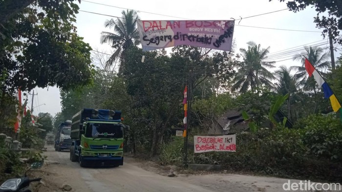 Spanduk dipasang warga di Jalan Ngemplak Seneng, Manisrenggo - Kemalang, Klaten.