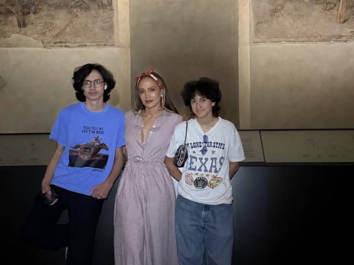 Jennifer Lopez dan anak kembarnya