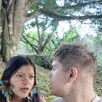 Awalnya, Justin datang ke Ekuador untuk mengenal kembali akar keluarganya. Ayahnya diketahui tumbuh di kawasan terpencil Amazon Timur sebelum pindah ke Amerika Serikat dan bertemu ibu Justin. Foto: dok. Instagram Justin Alvo & Maria