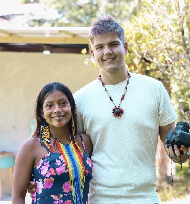 Dalam perjalanan itu, Justin bertemu Maria yang bekerja sebagai koki di sebuah restoran di kawasan Amazon. Ia mengaku langsung tertarik dan dengan jujur menyampaikan keinginannya untuk mengenal Maria sekaligus membuat dokumenter tentang kehidupan suku Shuar. Foto: dok. Instagram Justin Alvo & Maria