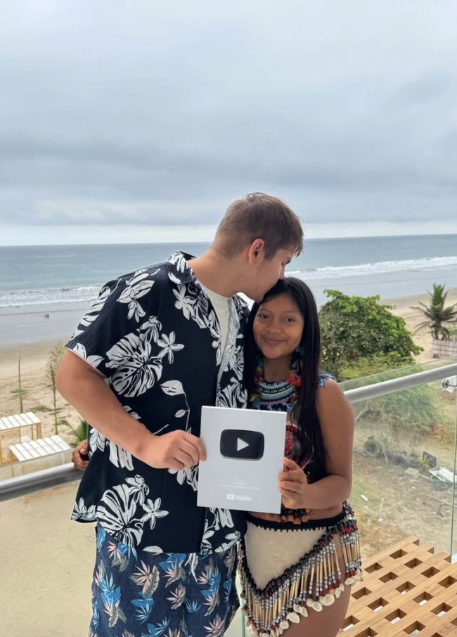 Seiring waktu tinggal di Hutan Amazon, hubungan Justin dan Maria semakin serius hingga mereka dikaruniai putra pertama, Oliver, yang lahir pada 9 Juni 2026. Meski banyak netizen yang memuji pengorbanan Justin demi cinta, namun tak sedikit pula yang mengkritik pilihan hidupnya. Foto: dok. Instagram Justin Alvo & Maria