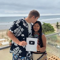 Seiring waktu tinggal di Hutan Amazon, hubungan Justin dan Maria semakin serius hingga mereka dikaruniai putra pertama, Oliver, yang lahir pada 9 Juni 2026. Meski banyak netizen yang memuji pengorbanan Justin demi cinta, namun tak sedikit pula yang mengkritik pilihan hidupnya. Foto: dok. Instagram Justin Alvo & Maria