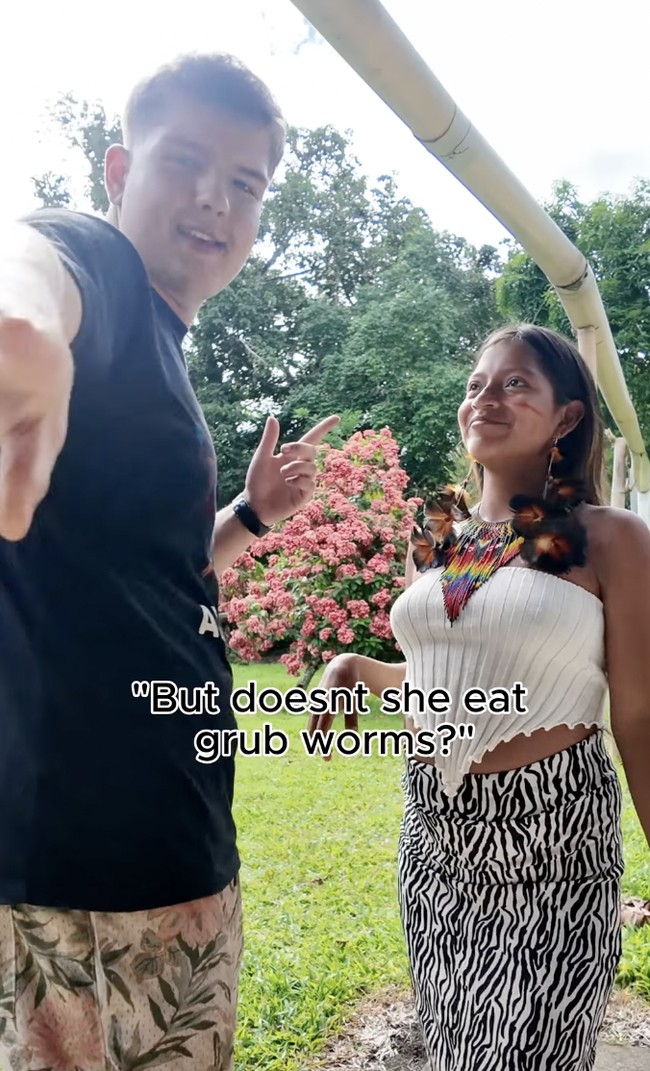 Seorang pria asal Amerika Serikat rela meninggalkan kehidupan modern demi tinggal di pedalaman Hutan Amazon, Ekuador, setelah jatuh cinta pada seorang wanita dari suku adat Shuar. Kisah Justin Alvo (23) dan Maria (22) kini viral di media sosial karena dianggap bak cerita film, namun juga memicu perdebatan di internet. Foto: dok. Instagram Justin Alvo & Maria