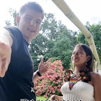 Seorang pria asal Amerika Serikat rela meninggalkan kehidupan modern demi tinggal di pedalaman Hutan Amazon, Ekuador, setelah jatuh cinta pada seorang wanita dari suku adat Shuar. Kisah Justin Alvo (23) dan Maria (22) kini viral di media sosial karena dianggap bak cerita film, namun juga memicu perdebatan di internet. Foto: dok. Instagram Justin Alvo & Maria