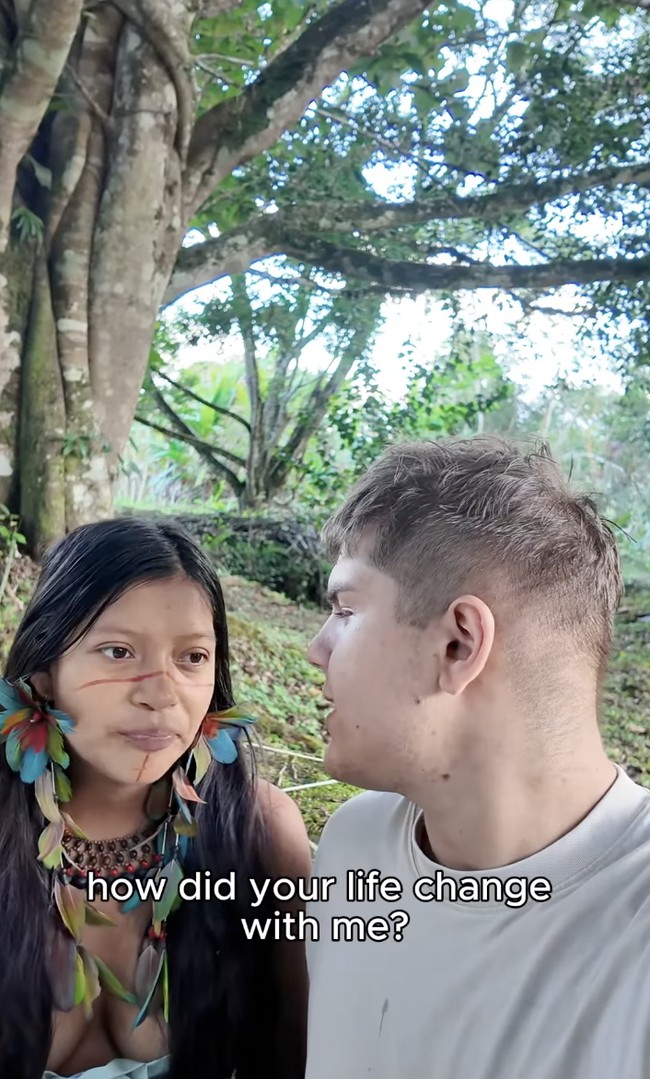 Justin menegaskan dirinya tak menyesali keputusan tersebut. Baginya, kehidupan di tengah hutan Amazon jauh lebih bermakna dibanding rutinitas lamanya yang hanya berkutat antara rumah dan pekerjaan. Setiap hari saya bangun dengan suara burung beo dan monyet di hutan. Saya tidak akan menukar kehidupan ini dengan kehidupan lama saya, ujar Justin. Foto: dok. Instagram Justin Alvo & Maria