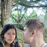 Justin menegaskan dirinya tak menyesali keputusan tersebut. Baginya, kehidupan di tengah hutan Amazon jauh lebih bermakna dibanding rutinitas lamanya yang hanya berkutat antara rumah dan pekerjaan. Setiap hari saya bangun dengan suara burung beo dan monyet di hutan. Saya tidak akan menukar kehidupan ini dengan kehidupan lama saya, ujar Justin. Foto: dok. Instagram Justin Alvo & Maria