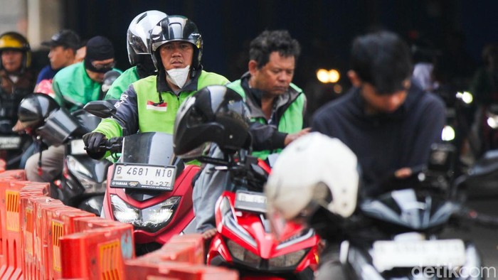 Pengemudi ojek daring (driver ojol) menarik penumpang di kawasan Lebak Bulus, Jakarta, Selasa (4/8/2026). Ojol hingga petani masuk kelompok prioritas yang dapat mencicil iuran BPJS Kesehatan lewat program baruNADI JKN (Menabung Demi Iuran JKN).