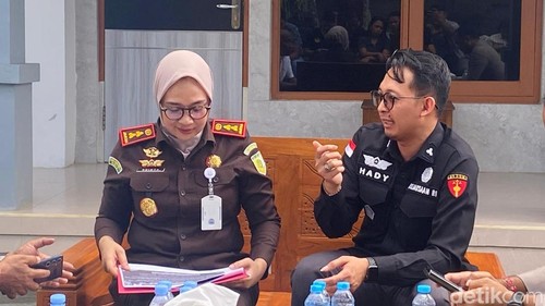 Kajari Karangasem Shinta Ayu Dewi didampingi Kasi Pidsus Gede Hady S saat ditemui di Kejari Karangasem, Selasa (4/8/2026).