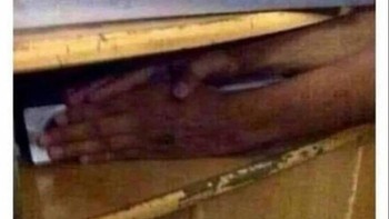Berantem sama kakak atau adik, ini konsekuensinya. Nonton jadi nggak tenang. Foto: 90s Babies Only via Bored Panda