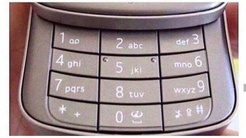Walaupun ngetik satu kata aja bisa berapa detik, tapi jarang banget typo deh kayaknya. Foto: 90s Babies Only via Bored Panda