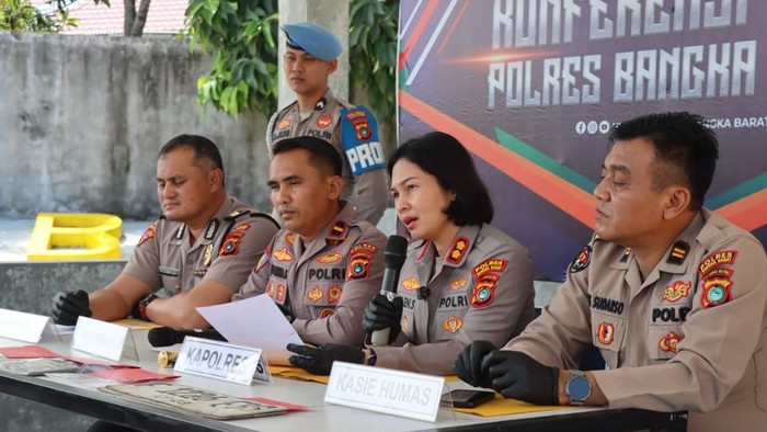 Kapolres Babar AKBP Helen Simanjuntak merilis barang bukti timah yang akan diselundupkan ke Sumsel.