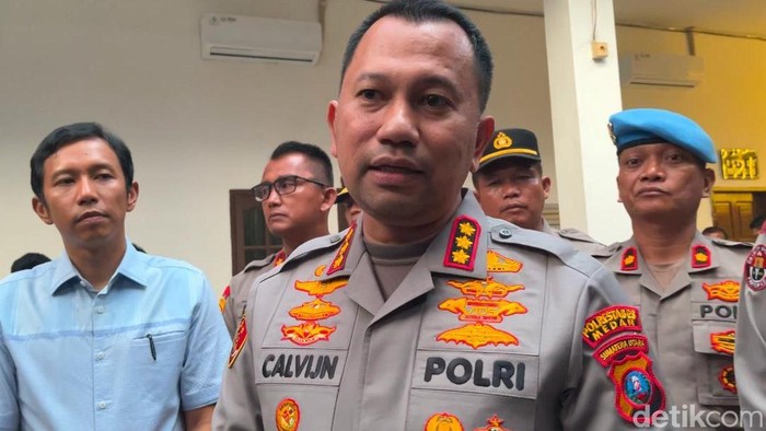 Kapolrestabes Medan Kombes Jean Calvijn saat diwawancarai. (Foto: Finta Rahyuni/detikSumut)