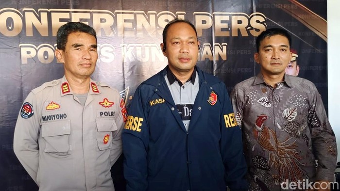 Kasat Reskrim AKP Abdul Aziz saat memberikan keterangan kasus penemuan bayi di Desa Cidahu, Pasawahan, Kuningan