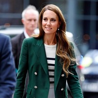 Ibu tiga anak ini mengenakan blazer kashmir Camden berwarna hijau dari koleksi Ralph Lauren di atas gaun. Memberi tampilan chic sekaligus elegan. Foto: Getty Images/Max Mumby/Indigo