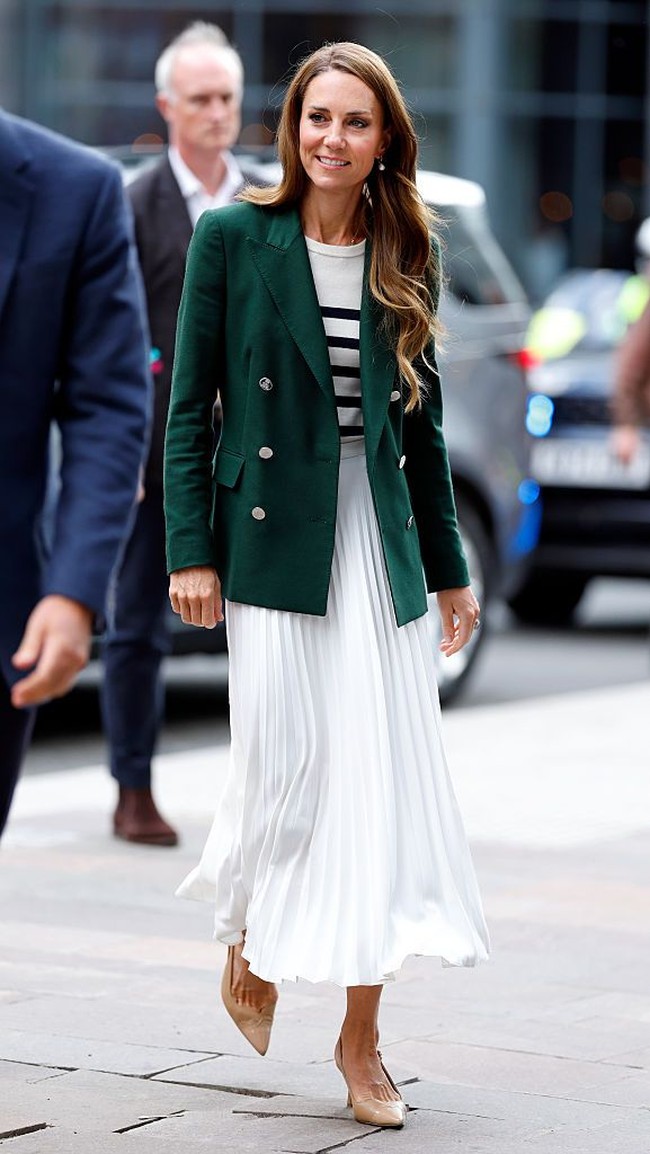 Kate Middleton melengkapi gayanya dengan kalung bertabur tiga bintang emas rancangan salah satu desainer perhiasan favoritnya, Daniella Draper. Ia juga mengenakan anting hoop emas dan berlian dari Kiki McDonough yang dipadukan dengan liontin mutiara Baroque karya Annoushka. Foto: Getty Images/Max Mumby/Indigo