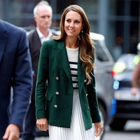 Kate Middleton melengkapi gayanya dengan kalung bertabur tiga bintang emas rancangan salah satu desainer perhiasan favoritnya, Daniella Draper. Ia juga mengenakan anting hoop emas dan berlian dari Kiki McDonough yang dipadukan dengan liontin mutiara Baroque karya Annoushka. Foto: Getty Images/Max Mumby/Indigo