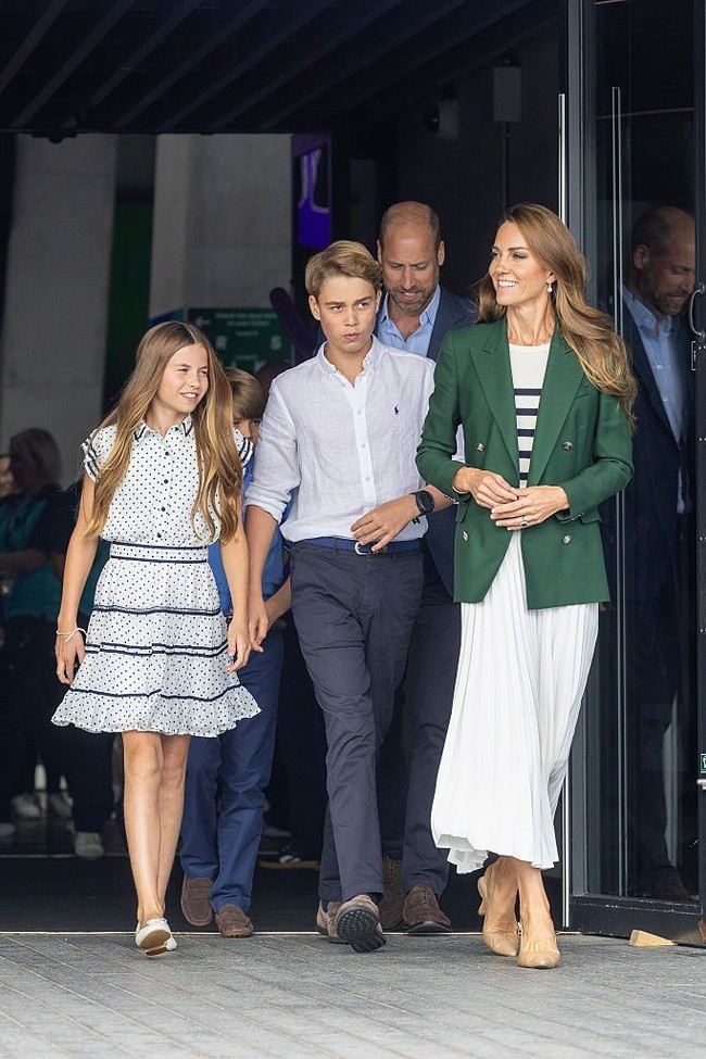 Kate Middleton memilih rompi rajut bergaris dari La Ligne yang dipadukan dengan rok midi lipit rancangan Christopher Kane. Foto: Getty Images/WPA Pool