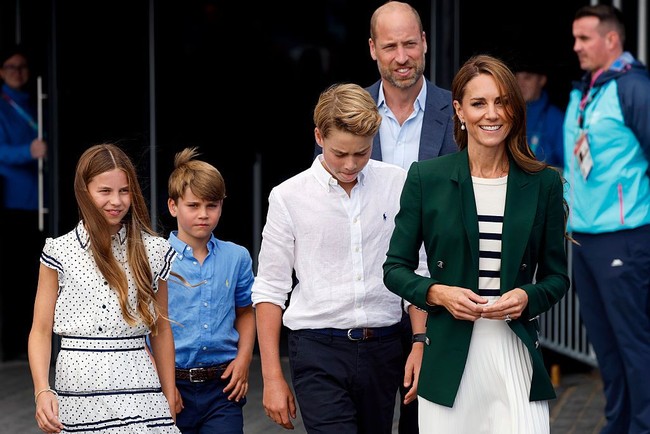 Putri Wales dan Putri Charlotte menghadiri ajang olahraga tersebut pada Sabtu sebagai bagian dari acara keluarga Kerajaan Inggris. Keduanya sukses menarik perhatian karena mengenakan busana senada bergaya chic. Foto: Getty Images/Jeff J Mitchell