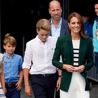 Putri Wales dan Putri Charlotte menghadiri ajang olahraga tersebut pada Sabtu sebagai bagian dari acara keluarga Kerajaan Inggris. Keduanya sukses menarik perhatian karena mengenakan busana senada bergaya chic. Foto: Getty Images/Jeff J Mitchell