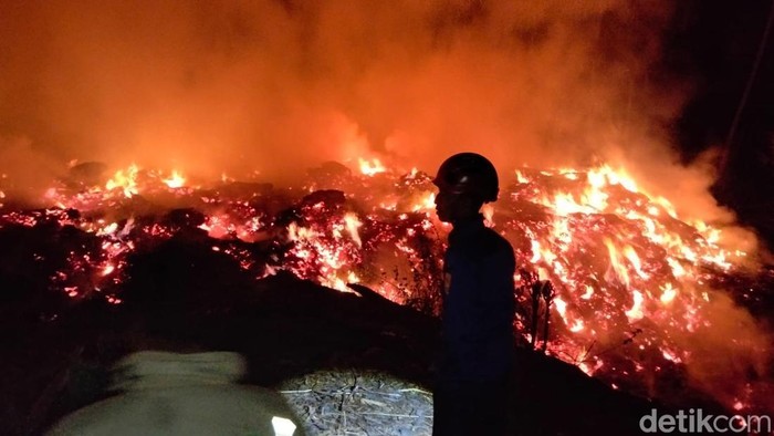 Petugas Damkar Kabupaten Magelang berjibaku memadamkan kobaran api di limbah kayu daerah Kadipolo, Salam, Magelang, Selasa (4/8/2026).