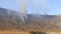 Berdasarkan hasil pemantauan di lapangan, api terus bergerak dari bawah menuju puncak perbukitan. Kondisi angin yang bertiup cukup kencang membuat kobaran api semakin cepat membesar dan memperluas area yang terbakar.