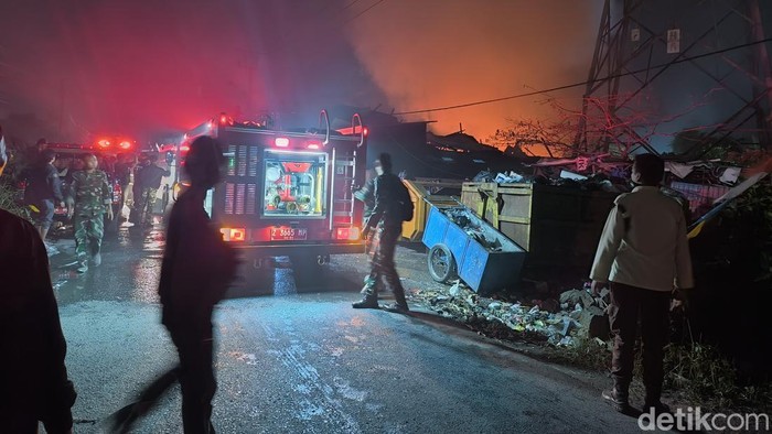 Kebakaran gudang rongsokan di Mangkubumi Tasikmalaya, Selasa (4/8/2026).