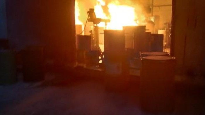 Kebakaran melanda bangunan gudang di Tegal Alur, Kalideres, Jakarta Barat (Jakbar). (dok istimewa)