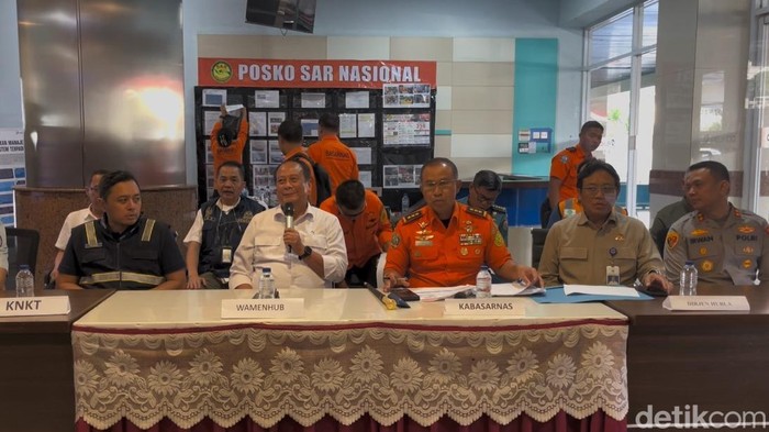 Konferensi pers tragedi kebakaran KM Mutiara Sentosa