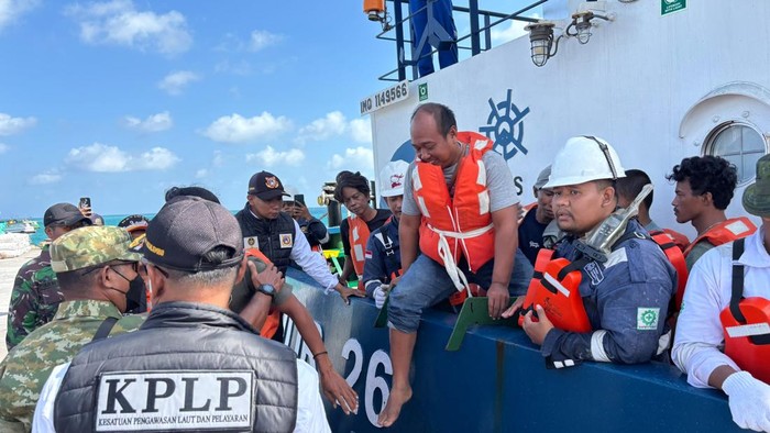 Proses evakuasi KM Mutiara Sentosa 2 terbakar dari Pulau Masalemnu ke Surabaya dengan diangkut kapal Basarnas