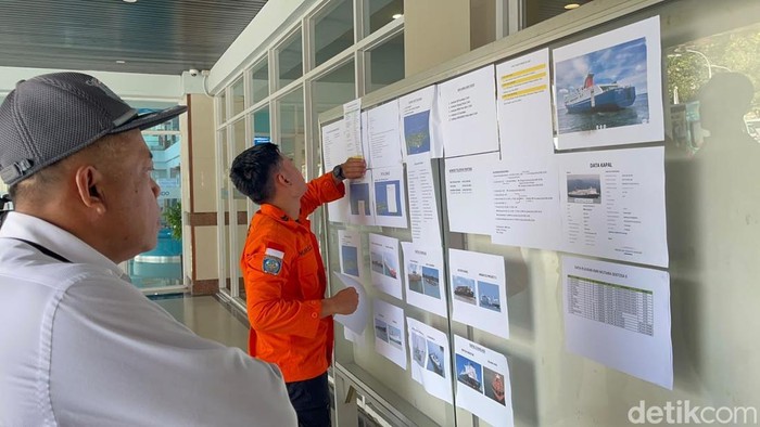 Pertugas di papan informasi posko tragedi KM Mutiara Sentosa 2 terbakar