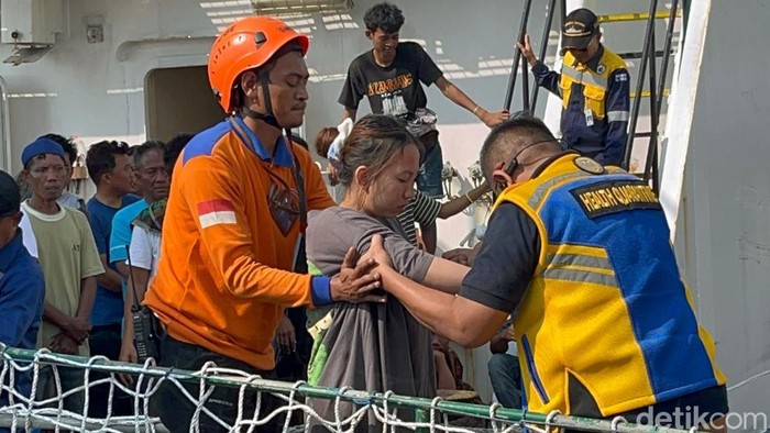 Sebanyak 62 penumpang KM Mutiara Sentosa dari Pulau Masalembu tiba di Pelabuhan Tanjung Perak, Surabaya