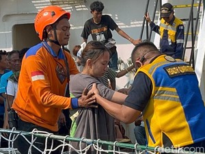 Momen Haru Pasutri dan 2 Anak Bertemu Lagi Usai Lompat dari KM Mutiara Sentosa