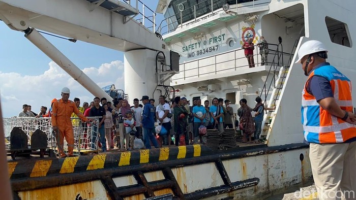 Sebanyak 62 penumpang KM Mutiara Sentosa dari Pulau Masalembu tiba di Pelabuhan Tanjung Perak, Surabaya