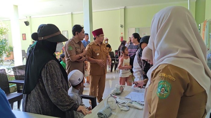 Kondisi Puskesmas Sebulu saat puluhan siswa datang usai diduga keracunan menu MBG.