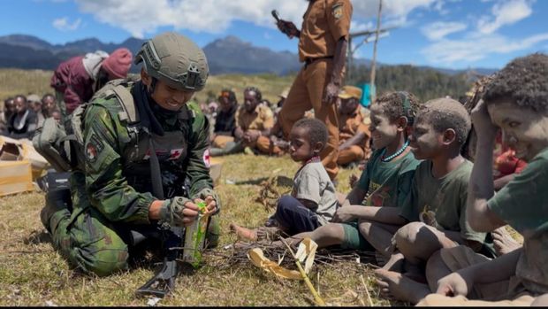 Koops TNI Habema menyalurkan bantuan bagi warga terdampak cuaca ekstrem di tiga distrik di Kabupaten Puncak. Koops TNI Habema menyalurkan bantuan bagi warga terdampak cuaca ekstrem di tiga distrik di Kabupaten Puncak.