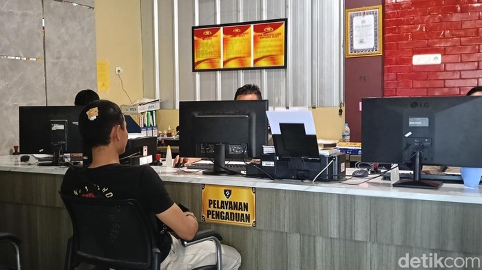 Korban MS saat melapor ke Polrestabes Palembang