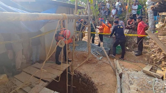 Evakuasi dua korban penggali sumur yang tertimbun longsor di  Panggul, Trenggalek