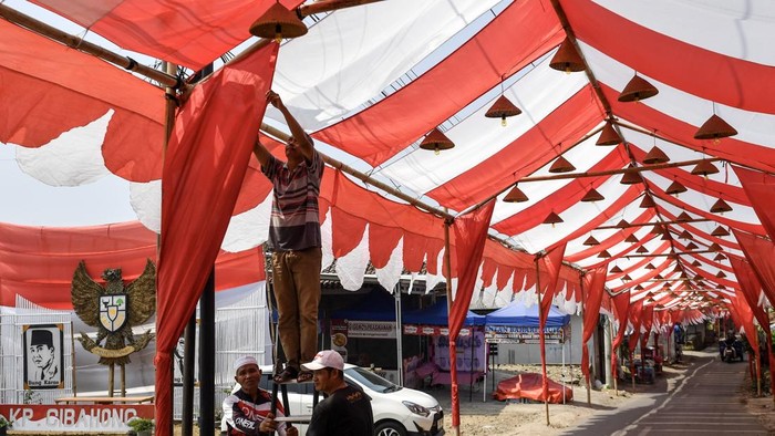 Warga mendekor lorong bendera Merah Putih di Kampung Cibahong, Kecamatan Sukarame, Kabupaten Tasikmalaya, Jawa Barat, Senin (3/8/2026). Lorong yang dihiasi Bendera Merah Putih sepanjang 650 meter itu menghubungkan empat kampung dan dibuat secara gotong royong dengan biaya swadaya sekitar Rp16 juta untuk memeriahkan HUT Ke-81 Kemerdekaan RI. ANTARA FOTO/Adeng Bustomi/agr