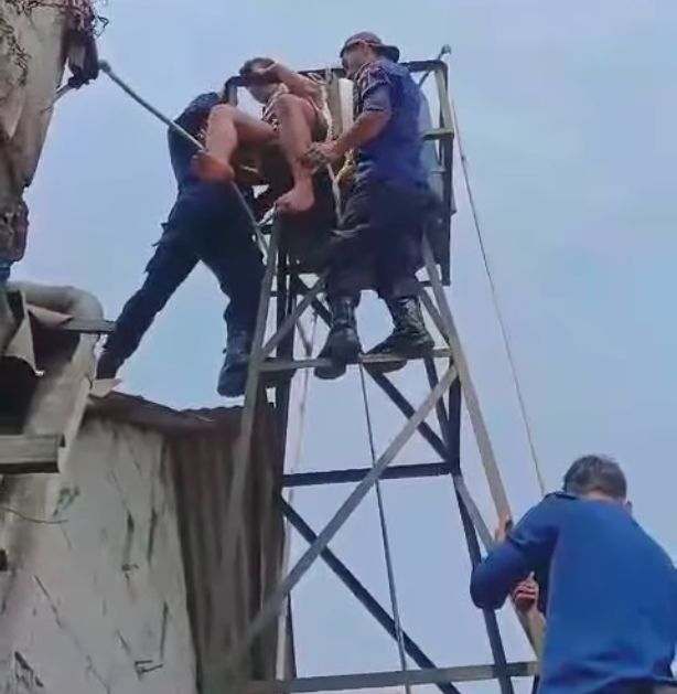 Mahasiswa KKN tersetrum saat menguras toren penampung air di Kabupaten Tangerang, Banten. Korban sempat kejang dan kaku akibat tersengat aliran listrik. (dok BPBD Kab Tangserang)