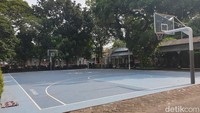 Lapangan Basket. Difungsikan untuk sarana olahraga pemuda. Disewakan di luar jadwal ibadah/kajian. (Foto: Hanif hawari/detikcom)