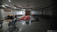 Ruang Bundar. Ruangan ini biasa dipakai untuk pemulasaran jenazah atau fasilitas rumah duka. Disewakan khusus membantu warga sekitar, seperti penghuni apartemen yang keterbatasan lahan saat mengurus jenazah. (Foto: Hanif Hawari/detikcom)