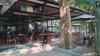 Tak hanya sewa lahan, Masjid Sunda Kelapa juga adaptif terhadap gaya hidup anak muda dengan menggandeng pihak ketiga lewat skema kerja sama sharing revenue (bagi hasil). Di dalam area masjid kini berdiri tiga kafe kopi kekinian seperti Agreya Coffee. (Foto: Hanif Hawari/detikcom)
