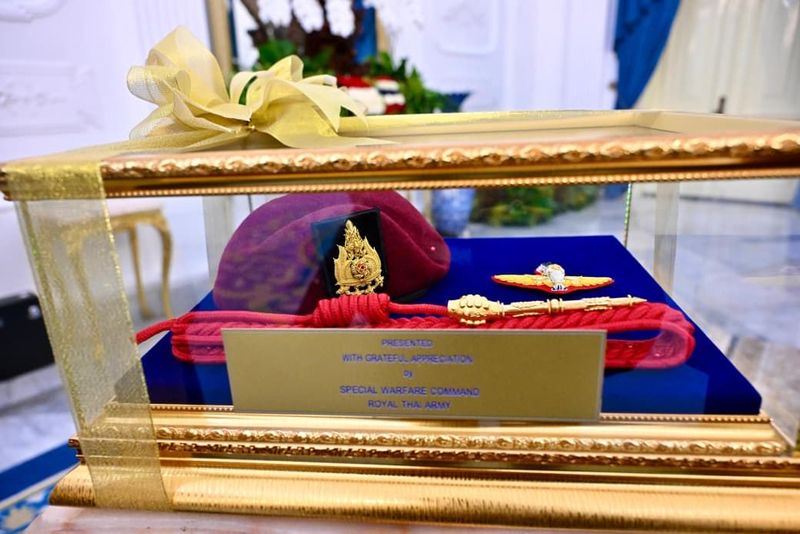 Presiden Prabowo Subianto menerima tanda kehormatan baret hingga lencana Angkatan Bersenjata Thailand dari Perdana Menteri (PM) Anutin Charnvirakul.