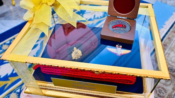 Presiden Prabowo Subianto menerima tanda kehormatan baret hingga medali Angkatan Bersenjata Thailand dari Perdana Menteri (PM) Anutin Charnvirakul.