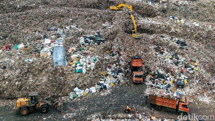 Foto udara sejumlah alat berat beroperasi memindahkan sampah di Tempat Pengolahan Sampah Terpadu (TPST) Bantargebang, Bekasi, Jawa Barat, Selasa (4/8/2026).