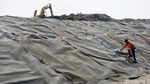 Potret Pemasangan Geomembran yang Mulai Menutupi Gunung Sampah Bantargebang