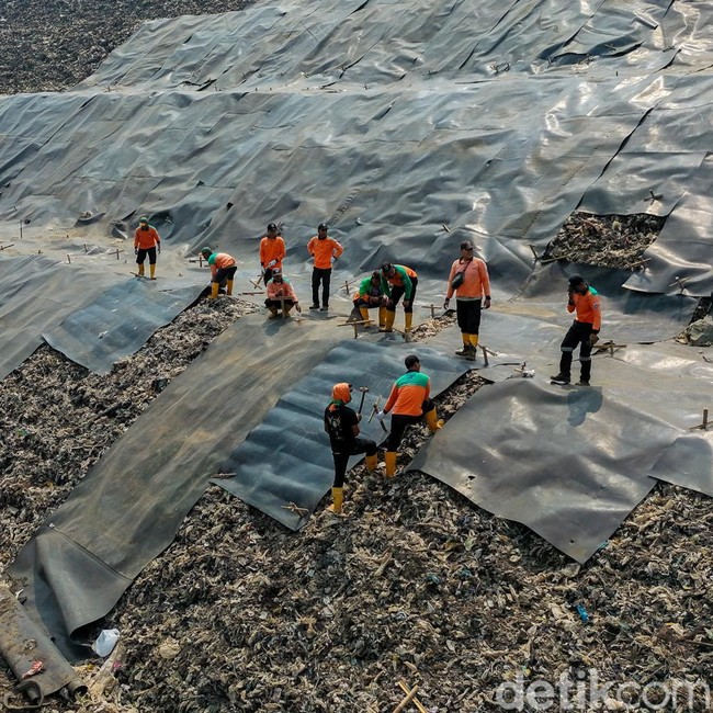 Potret Pemasangan Geomembran yang Mulai Menutupi Gunung Sampah Bantargebang