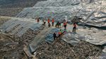 Potret Pemasangan Geomembran yang Mulai Menutupi Gunung Sampah Bantargebang